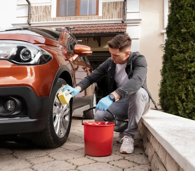 Lavage auto à domicile Juvardeil : professionnel intervenant sur un véhicule